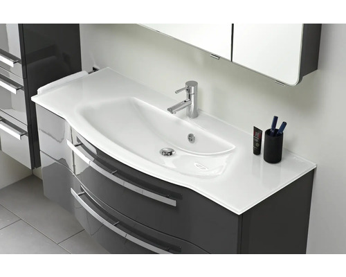 Umyvadlo se skříňkou a třemi zásuvkami v koupelně