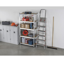 Dílna s regály, nářadím, žebříky a skříněmi pro skladování