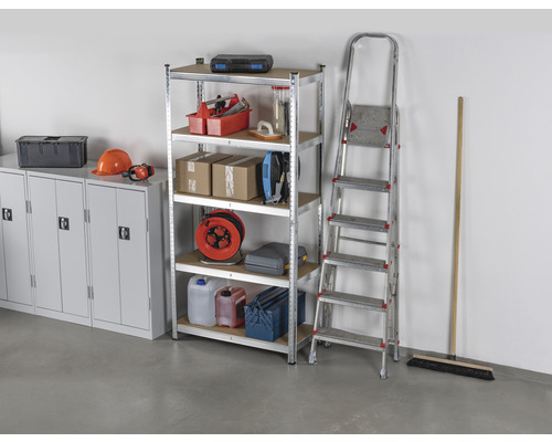 Dílna s regály, nářadím, žebříky a skříněmi pro skladování