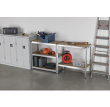 Dílna se skříňkou na nářadí, regálem, bednou na nářadí a žebříkem