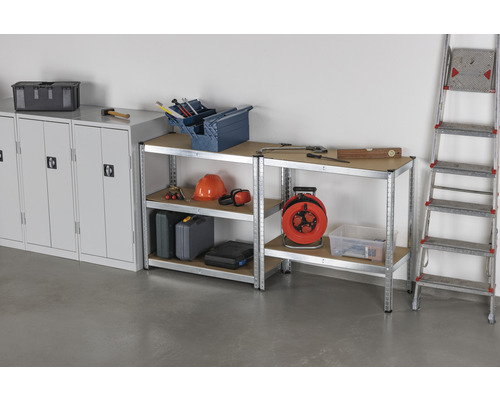 Dílna se skříňkou na nářadí, regálem, bednou na nářadí a žebříkem