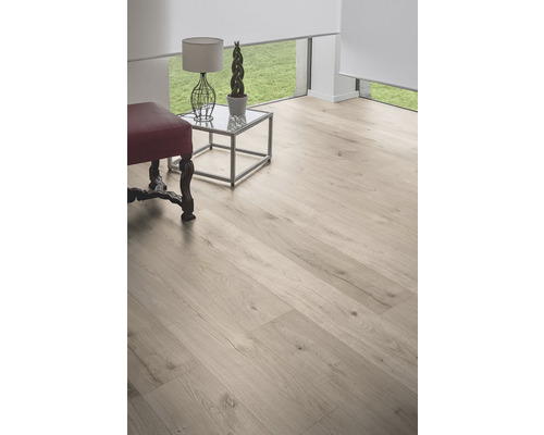 Světlá místnost s dřevěnou podlahou, odkládacím stolem a sedákem.