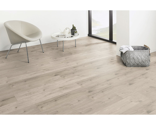 Světlý pokoj s laminátovou podlahou, židlí, stolem a dekorací