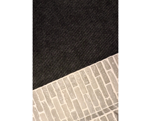 Šedý koberec a obkladové cihly