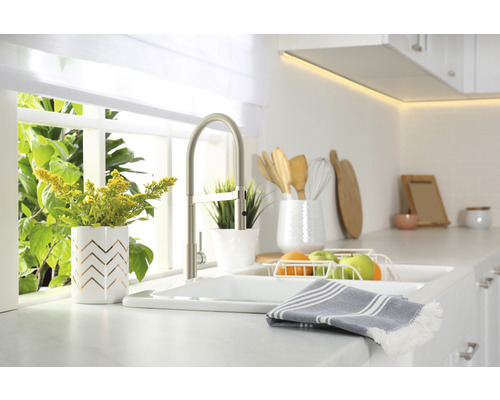 Dřez s baterií a kuchyňská dekorace ve světlém kuchyňském designu