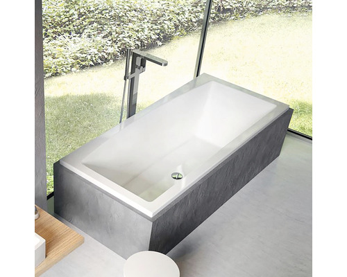 Obdélníková vana s baterií v koupelně