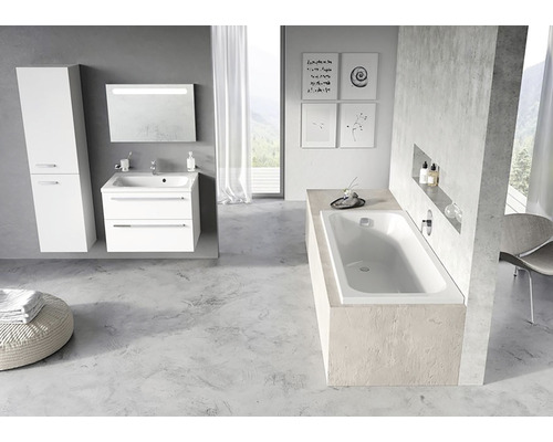 Moderní koupelna s vanou, umyvadlem, zrcadlem a vysokou skříní