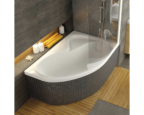 Moderní koupelna s vanou, sprchovou zástěnou a obklady