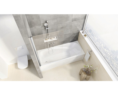 Koupelna s vanou, sprchovou zástěnou, toaletou a oknem pro denní světlo