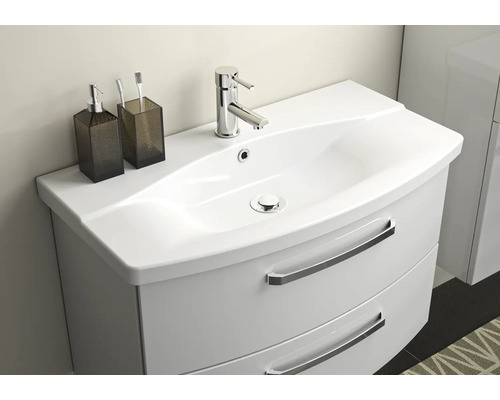 Umyvadlová skříňka se dvěma zásuvkami, umyvadlo, vodovodní baterie, dávkovač mýdla a kelímek na zubní kartáčky