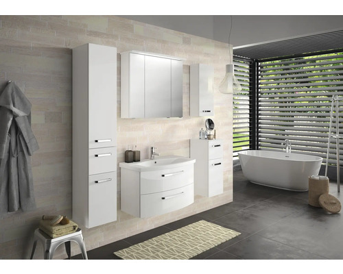 Koupelna s bílým koupelnovým nábytkem, vanou a okenními žaluziemi