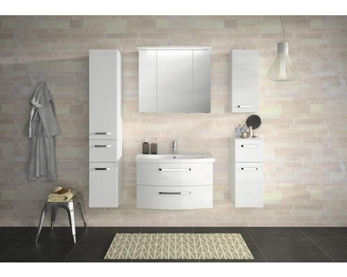 Světlá koupelna s umyvadlem, zrcadlovou skříňkou, vysokou skříní a stoličkou