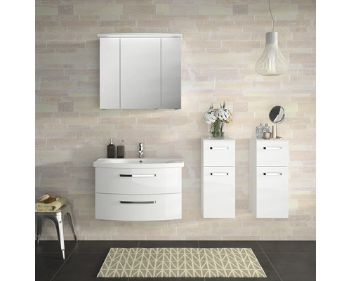 Koupelna s umyvadlem, zrcadlovou skříňkou a dvěma vysokými skříňkami v bílé barvě