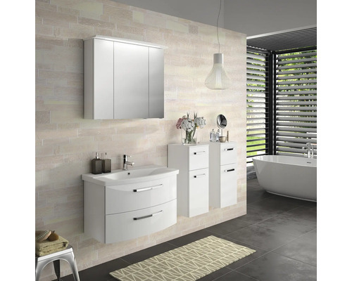 Moderní koupelna s umyvadlovou skříňkou, zrcadlovou skříňkou a vysokou skříňkou