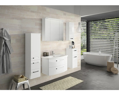 Koupelna s vanou, skříňkou pod umyvadlo, zrcadlovou skříňkou a vysokými skříněmi v bílé barvě