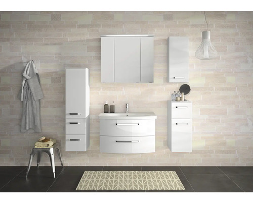 Koupelna s umyvadlem, zrcadlovou skříňkou a vysokými skříněmi v bílé barvě