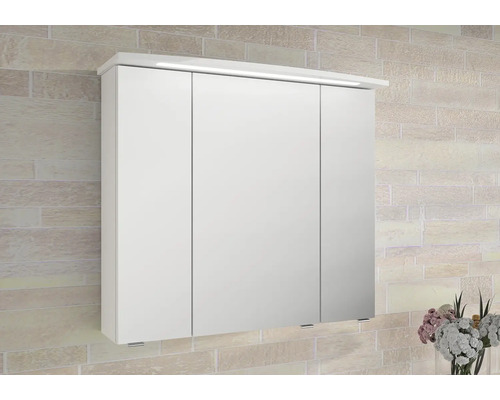 Bílá zrcadlová skříňka se třemi dvířky a osvětlením pro vybavení koupelny.