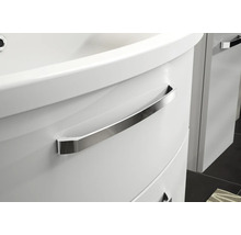 Detail koupelnové skříňky s chromovanou rukojetí