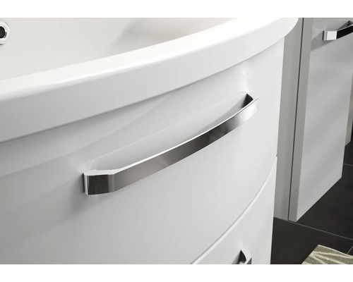 Detail koupelnové skříňky s chromovanou rukojetí