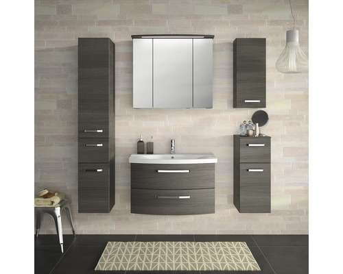 Koupelna s umyvadlem, zrcadlovou skříňkou a vysokými skříněmi