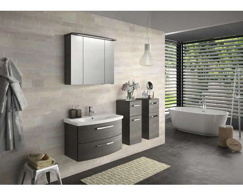 Moderní koupelna s umyvadlovou skříňkou, zrcadlovou skříňkou, boční skříňkou a vanou pod oknem se žaluziemi.