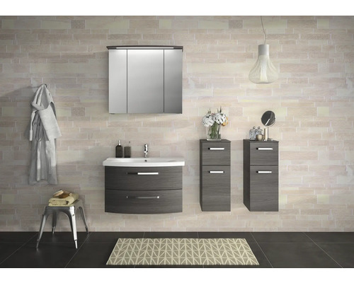 Koupelna s umyvadlovou skříňkou, zrcadlovou skříňkou, dvěma skříňkami se zásuvkami a dekorací