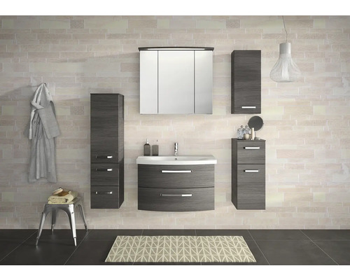 Moderní koupelnový set s umyvadlem, zrcadlovou skříňkou a vysokými skříněmi ve vzhledu dřeva