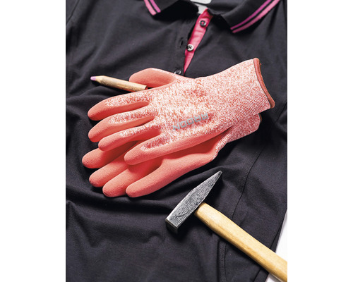 Pracovní rukavice, tesařské kladivo a tužka na polokošili