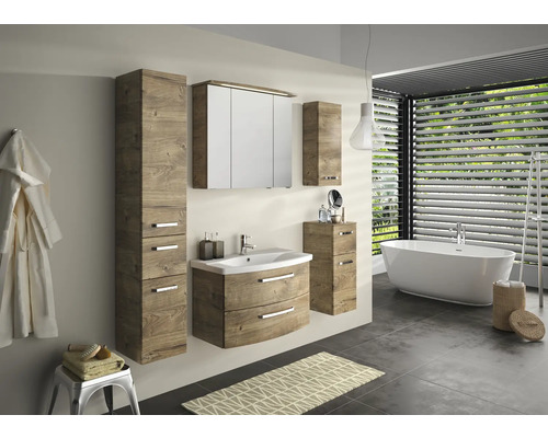 Koupelna s umyvadlem, zrcadlovou skříňkou, vysokou skříní a vanou v lehkém, moderním designu