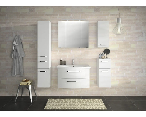 Moderní koupelna s bílým koupelnovým nábytkem, zrcadlovou skříňkou a umyvadlem