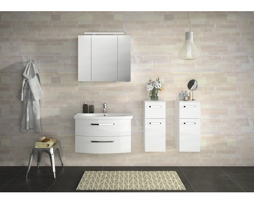 Vybavení koupelny s umyvadlem, zrcadlovou skříňkou a spodními skříňkami před stěnou s obklady