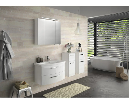 Světlá koupelna s umyvadlovou skříňkou, zrcadlovou skříňkou a vanou.