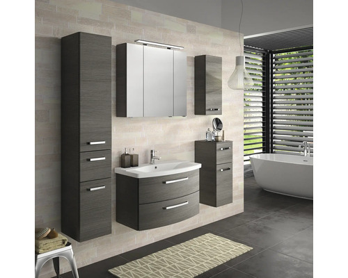 Koupelna s umyvadlovou skříňkou, zrcadlovou skříňkou, závěsnou skříňkou a vysokou skříňkou ve vzhledu dřeva