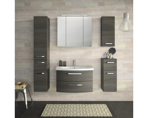 Koupelna s umyvadlovou skříňkou, zrcadlovou skříňkou a vysokými skříněmi