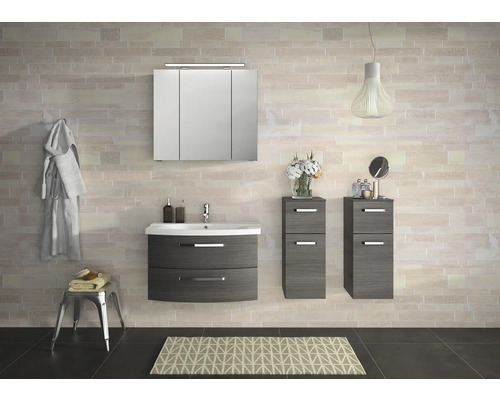 Světlá koupelna s umyvadlem, zrcadlovou skříňkou, stoličkou a dvěma vysokými skříňkami