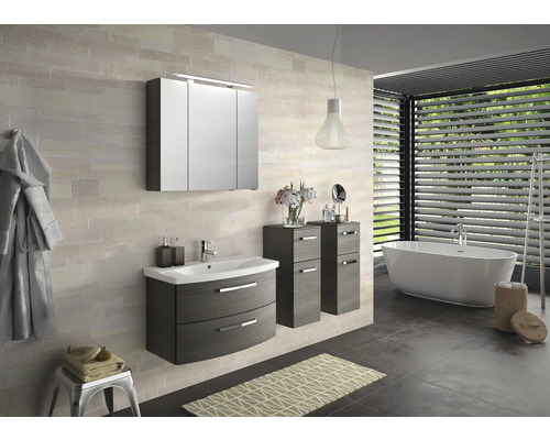 Moderní koupelna s umyvadlem, zrcadlovou skříňkou a vanou