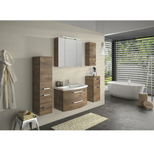 Koupelna s umyvadlem, zrcadlovou skříňkou, vysokou skříňkou a vanou ve světlém, moderním designu
