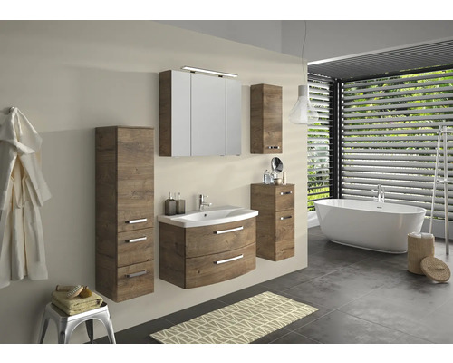 Koupelna s umyvadlem, zrcadlovou skříňkou, vysokou skříňkou a vanou ve světlém, moderním designu