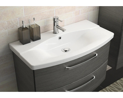 Umyvadlo se skříňkou a dvěma zásuvkami v koupelně