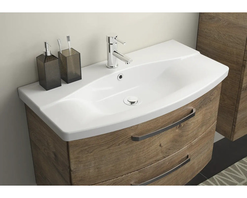 Umyvadlo se skříňkou a dvěma zásuvkami v koupelně