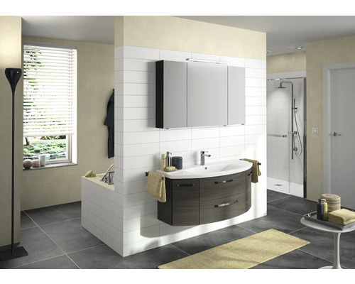 Světlá koupelna s umyvadlem, zrcadlovou skříňkou, vanou a sprchou.