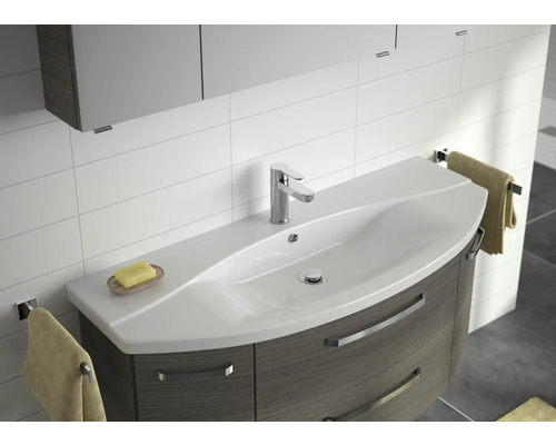 Umyvadlo s baterií, ručníkem a mýdlem v koupelně