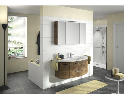 Světlá koupelna s umyvadlem, zrcadlovou skříňkou a sprchou