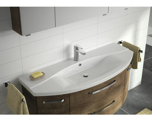 Umyvadlo se skříňkou do koupelny s vodovodní baterií a ručníky