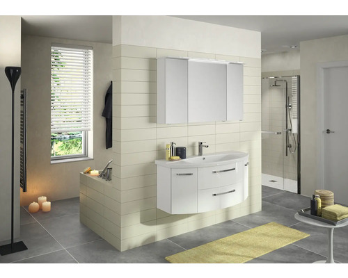 Koupelna s umyvadlem, zrcadlovou skříňkou a sprchou