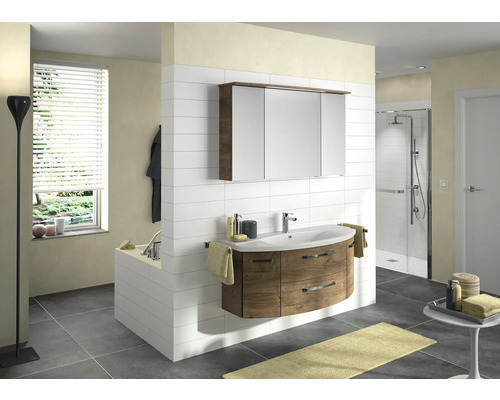 Koupelna s umyvadlovou skříňkou, zrcadlovou skříňkou, vanou a sprchou