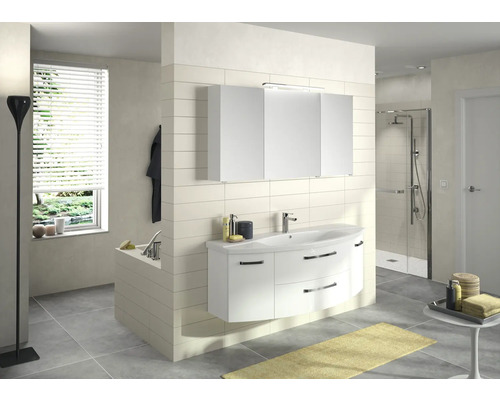 Koupelna s umyvadlem, zrcadlovou skříňkou a sprchou.