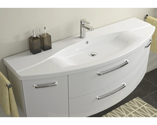 Umyvadlo se zásuvkami, vodovodní baterií, dávkovačem mýdla a kelímkem na zubní kartáčky v koupelně