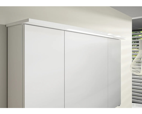 Skříň s nástavným světlem