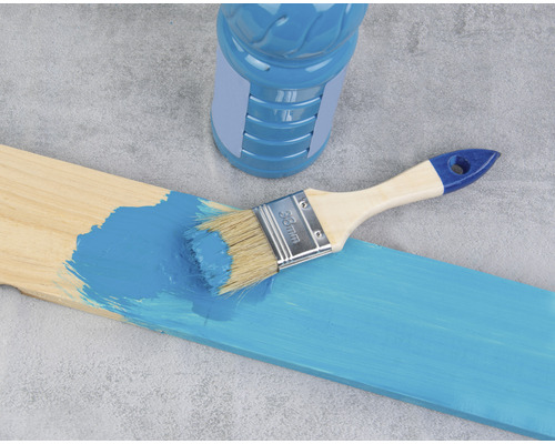 Dřevěná deska natřená barvou a štětcem